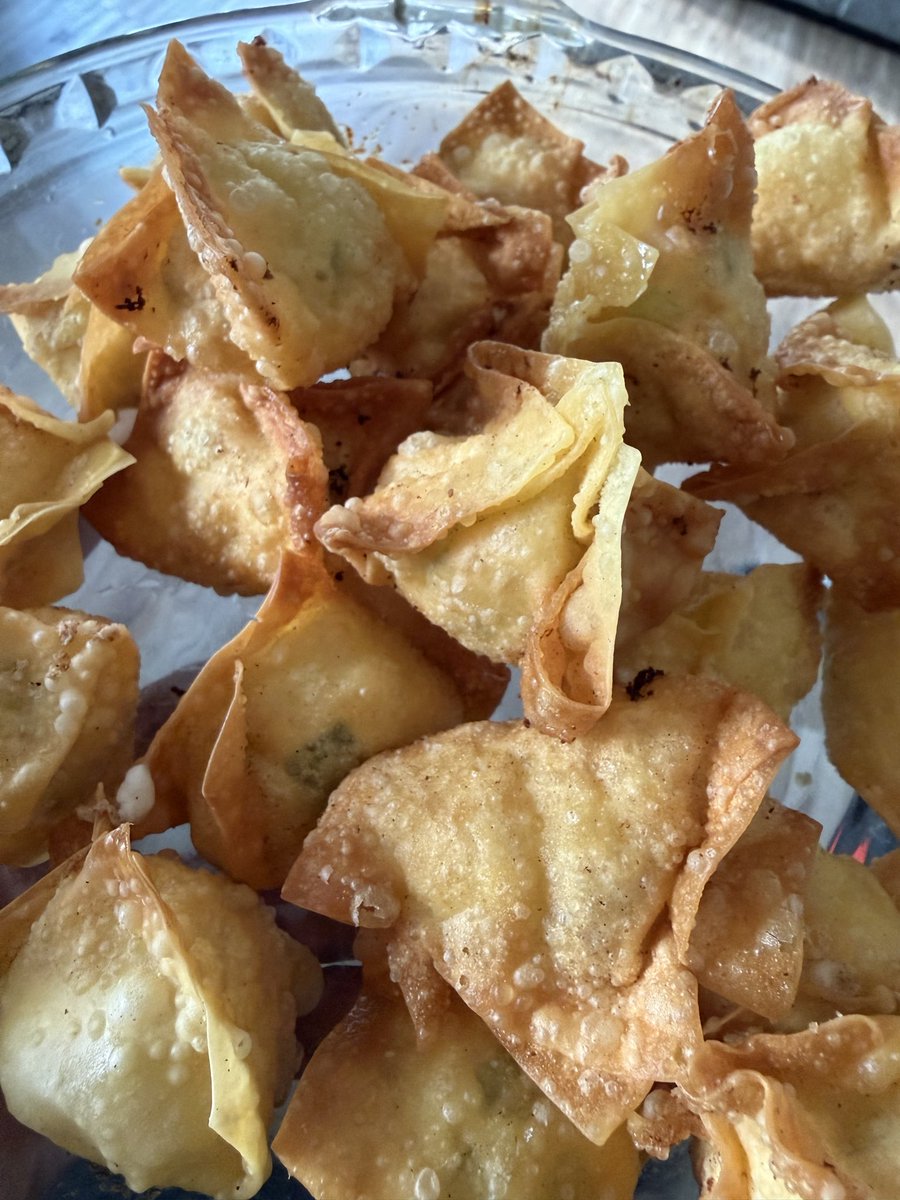 Phrantastic22's tweet photo. POV: We got crab 🦀 rangoon at home!! 👀 https://t.co/TQmcV29M4G