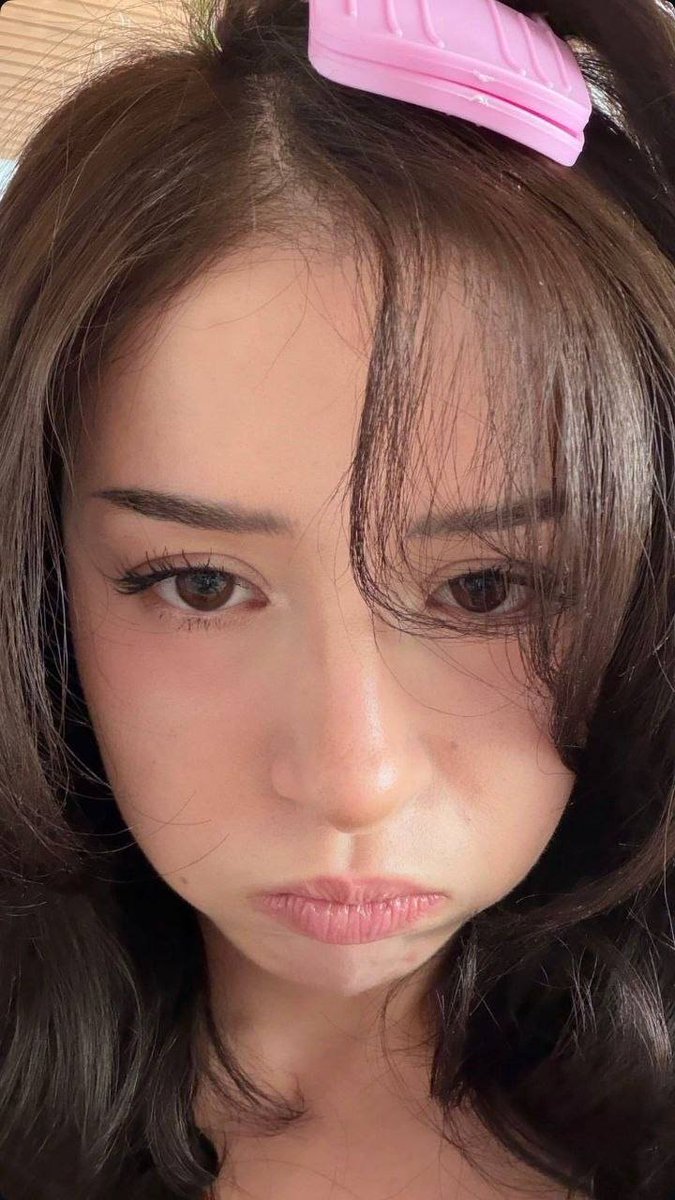 deleteyourcashh's tweet photo. “What do you do for a living? 🤓”

I breathe and retxrds pay me 😪

catfish findom https://t.co/Ld5juYJFAi