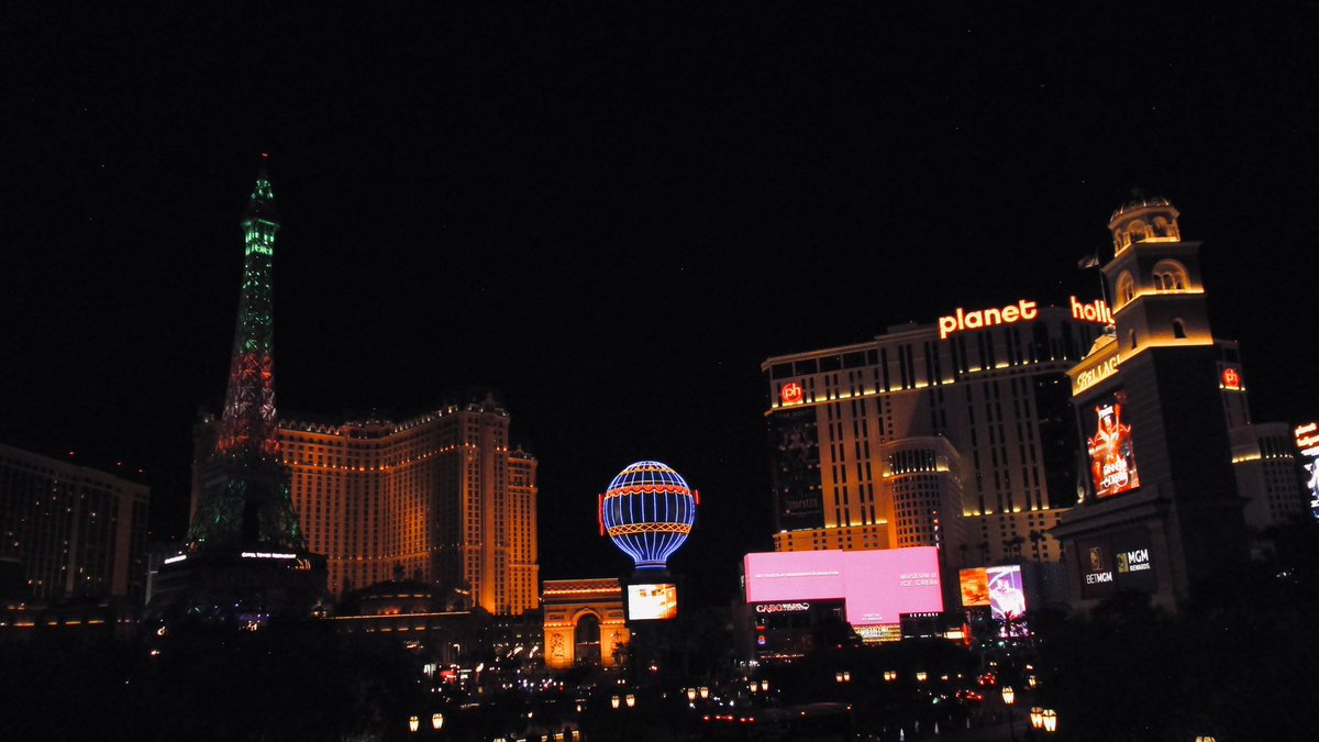 a_mayorga07's tweet photo. 3am in Vegas https://t.co/pXTKgx1LqT
