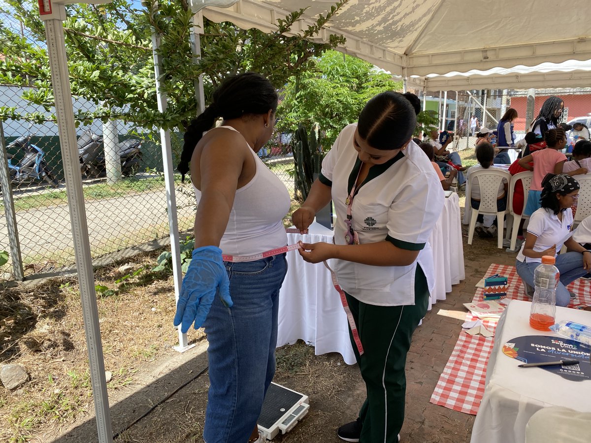 ValleCompromiso's tweet photo. 🩺 Valoraciones médicas.
🧴 Entrega de más de 200 kits de cuidado personal.
🎨 Espacios de pintura y creatividad para niñas y niños.
🗣️ Actividades de pedagogía para fortalecer la participación ciudadana.
🖌️ Jornada de pintura y recuperación de espacios para contribuir al embellecimiento del sector.