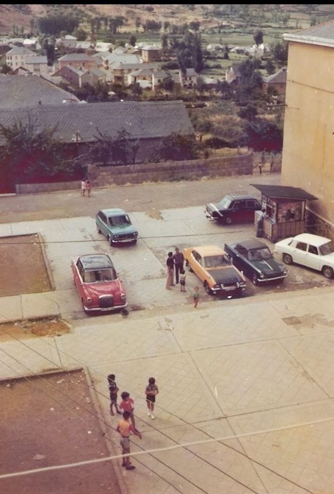 IES_BOSS's tweet photo. 📸🏫 Este kiosco estaba en el primer instituto (el del poblado del Souto). Durante años fue una parada obligatoria en los recreos para comprar bollos, chucherías y compartir buenos momentos.

🖼️📚 ¿Conservas alguna fotografía antigua o cualquier otro recuerdo del instituto? https://t.co/H1vfAsWhl6