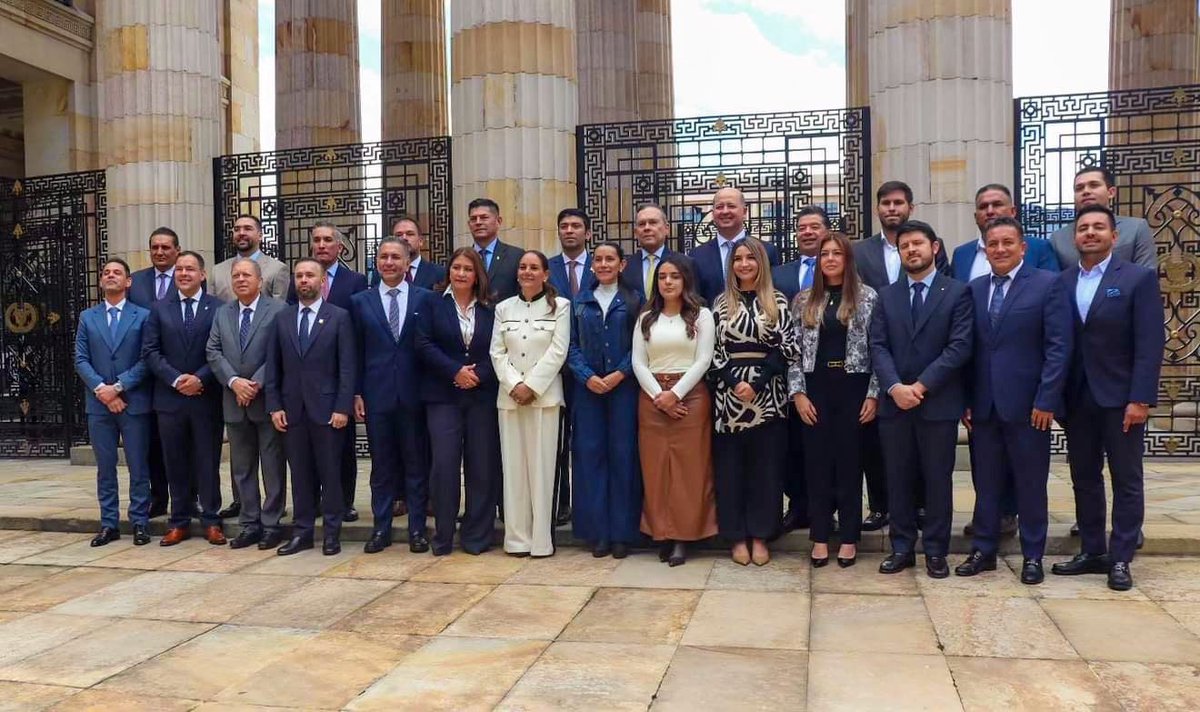 LilianaBSenado's tweet photo. 🇨🇴 Nuestra decisión unánime como bancada del Partido @soyconservador al declararnos oficialmente partido de gobierno refleja una postura responsable frente al momento que vive Colombia.

Entendemos las transformaciones sociales y actuaremos con responsabilidad sin renunciar a nuestros principios. Cada iniciativa será estudiada con rigor técnico, analizada con criterio y debatida escuchando a las regiones, para que las decisiones respondan a sus necesidades y se traduzcan en beneficios concretos.

Desde esa perspectiva, asumimos este compromiso con la estabilidad institucional, la gobernabilidad y la defensa efectiva de los intereses de los territorios.

Acompañaremos las iniciativas que beneficien a los colombianos, ejerceremos un control político serio y trabajaremos para que las necesidades de los departamentos y municipios se conviertan en decisiones, recursos y soluciones concretas. Las regiones deben ser protagonistas de la construcción del país.