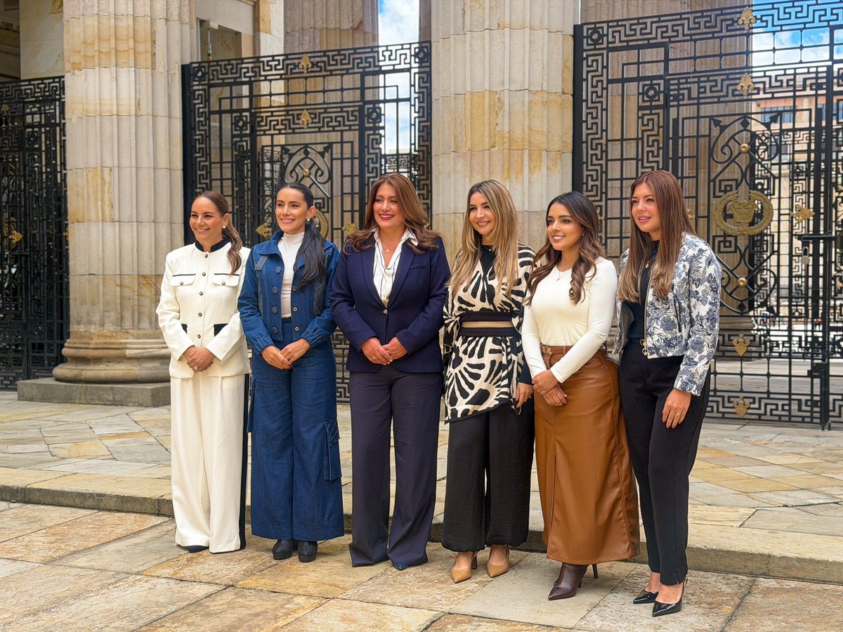 LilianaBSenado's tweet photo. 🇨🇴 Nuestra decisión unánime como bancada del Partido @soyconservador al declararnos oficialmente partido de gobierno refleja una postura responsable frente al momento que vive Colombia.

Entendemos las transformaciones sociales y actuaremos con responsabilidad sin renunciar a nuestros principios. Cada iniciativa será estudiada con rigor técnico, analizada con criterio y debatida escuchando a las regiones, para que las decisiones respondan a sus necesidades y se traduzcan en beneficios concretos.

Desde esa perspectiva, asumimos este compromiso con la estabilidad institucional, la gobernabilidad y la defensa efectiva de los intereses de los territorios.

Acompañaremos las iniciativas que beneficien a los colombianos, ejerceremos un control político serio y trabajaremos para que las necesidades de los departamentos y municipios se conviertan en decisiones, recursos y soluciones concretas. Las regiones deben ser protagonistas de la construcción del país.