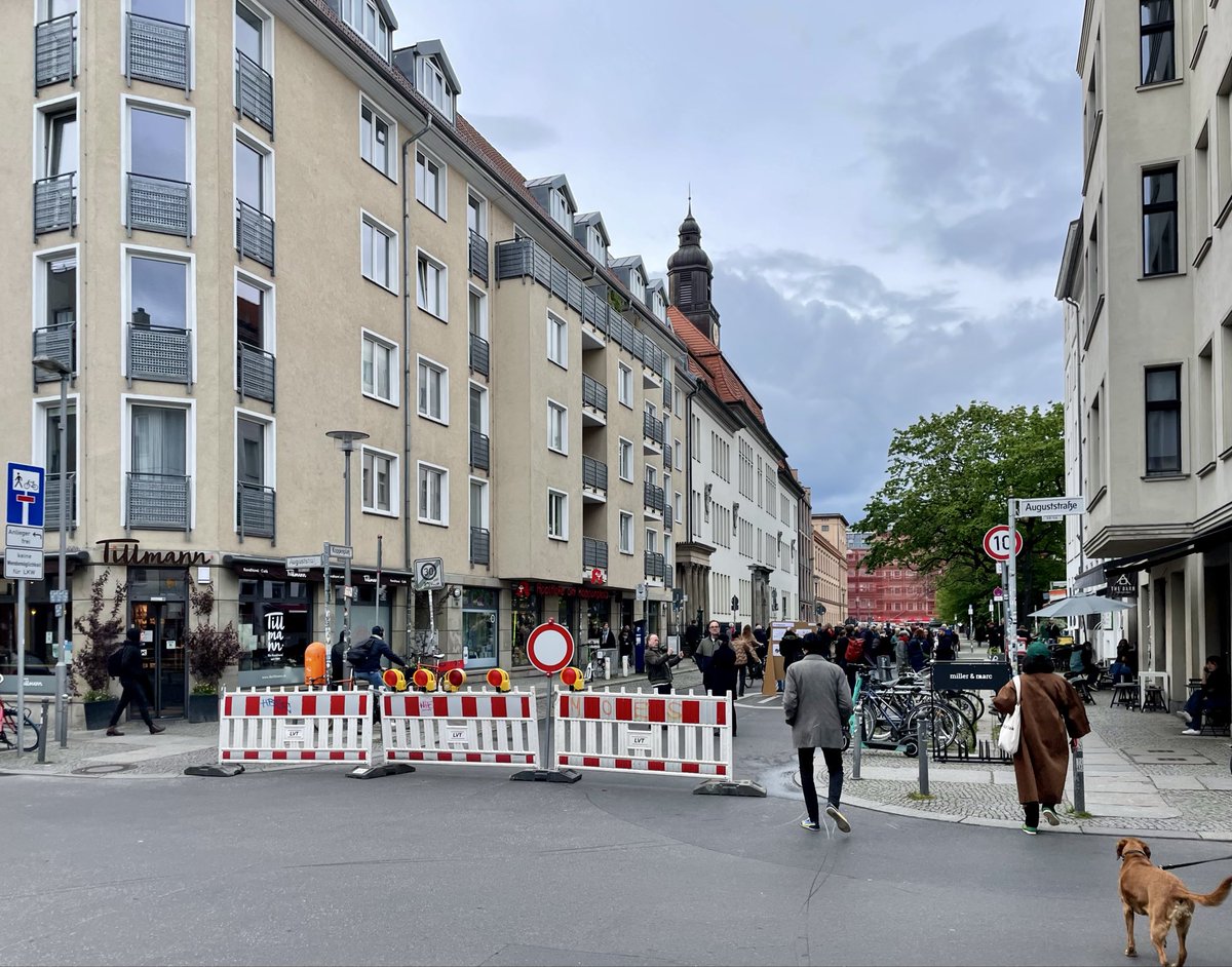 florian_roloff's tweet photo. Update zum #Kiezblock Auguststraße: Nachdem im April 2024 bei einer Infoveranstaltung die weiteren Planungsansätze präsentiert wurden, geht es nun endlich in die Umsetzung. Am #Koppenplatz wird ein Teilabschnitt eingezogen, um die Verkehrssicherheit für alle zu erhöhen. 👍🏼 #Mitte https://t.co/XG4YgFjjkH