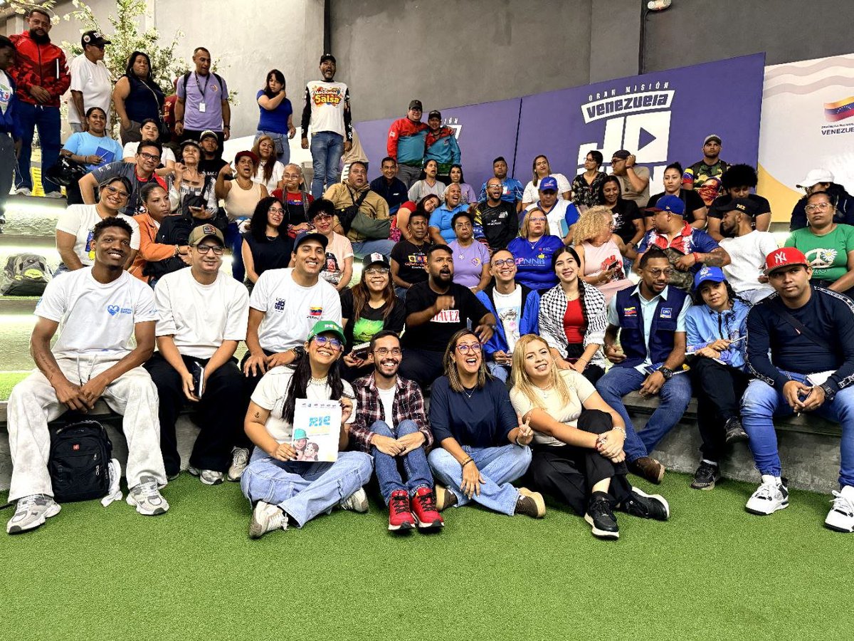 venezuelajoven_'s tweet photo. ¡Agosto de alegría y esparcimiento! Del 1 al 30, la GMVJ despliega el Plan Vacacional Comunitario RIE. Más de 3M de personas (niños, adultos y mayores) disfrutarán de recreación, deporte y cultura en todo el país. ¡9.000+ voluntarios en 5.336 circuitos y 107 campamentos! https://t.co/SS6s3RHbRS