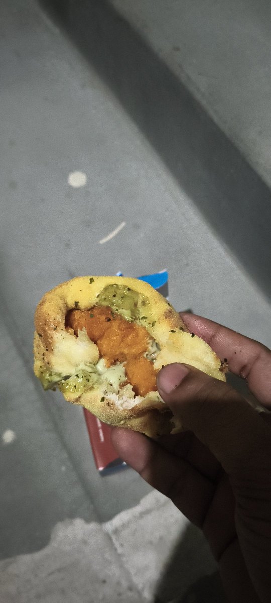 DBSHIKHAR's tweet photo. @dominos_india Jaunpur. This is not the first complaint. Received an unacceptable chicken parcel and foul-smelling sauce, raising serious food safety concerns. I don't want a refund I want strict action. If no action is taken, I will approach Consumer Court and @fssaiindia. https://t.co/JyZECnlYtN