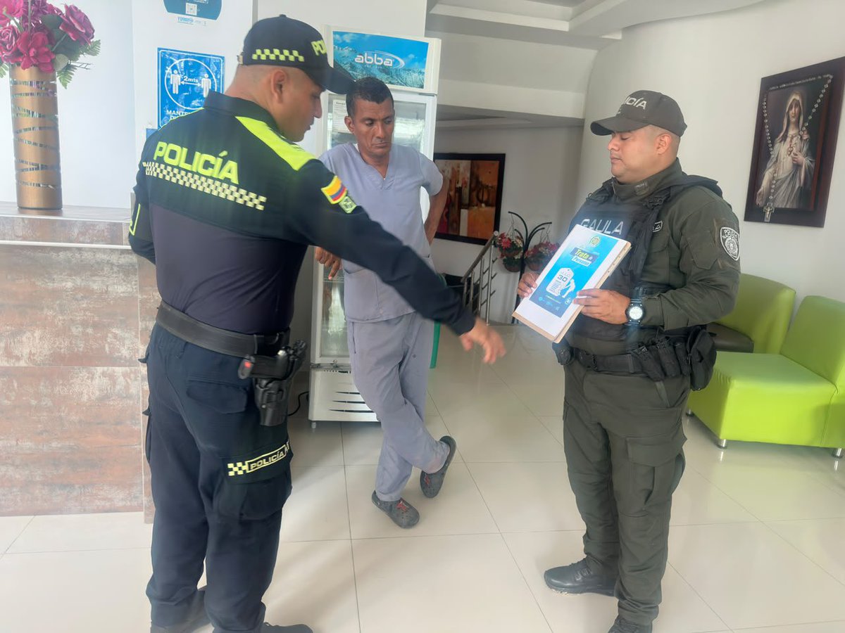 PoliciAtlantico's tweet photo. El @GaulaPolicia, en articulación con @ProteccionPonal y @MigracionCol, realizó jornadas preventivas en el sector hotelero de #Sabanalarga, orientadas a fortalecer la prevención de la extorsión.

Denuncie de inmediato a la línea gratuita 165 del GAULA.

#YoNoPagoYoDenuncio https://t.co/fKi8HZgv7N