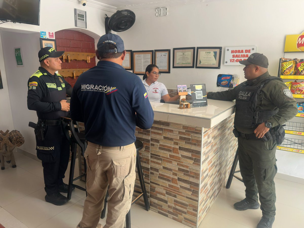 PoliciAtlantico's tweet photo. El @GaulaPolicia, en articulación con @ProteccionPonal y @MigracionCol, realizó jornadas preventivas en el sector hotelero de #Sabanalarga, orientadas a fortalecer la prevención de la extorsión.

Denuncie de inmediato a la línea gratuita 165 del GAULA.

#YoNoPagoYoDenuncio https://t.co/fKi8HZgv7N