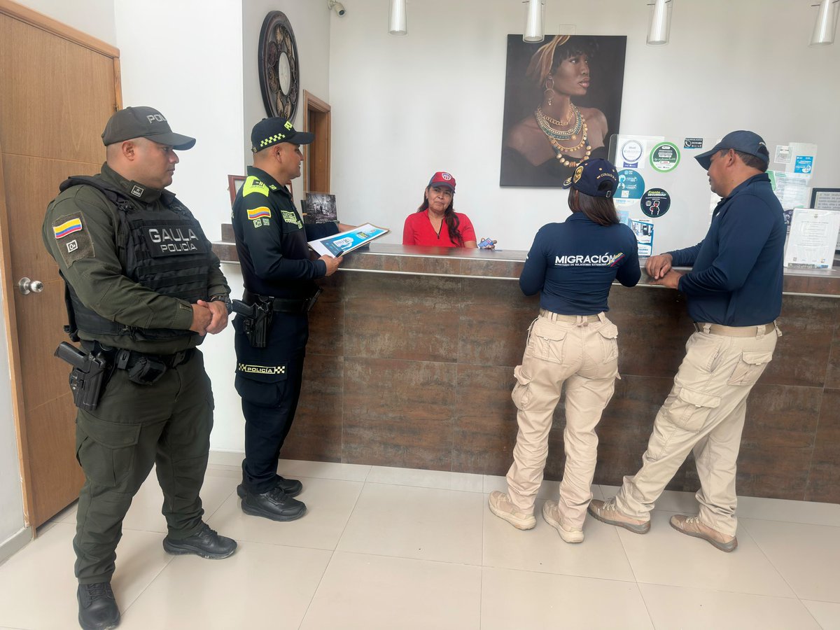 PoliciAtlantico's tweet photo. El @GaulaPolicia, en articulación con @ProteccionPonal y @MigracionCol, realizó jornadas preventivas en el sector hotelero de #Sabanalarga, orientadas a fortalecer la prevención de la extorsión.

Denuncie de inmediato a la línea gratuita 165 del GAULA.

#YoNoPagoYoDenuncio https://t.co/fKi8HZgv7N