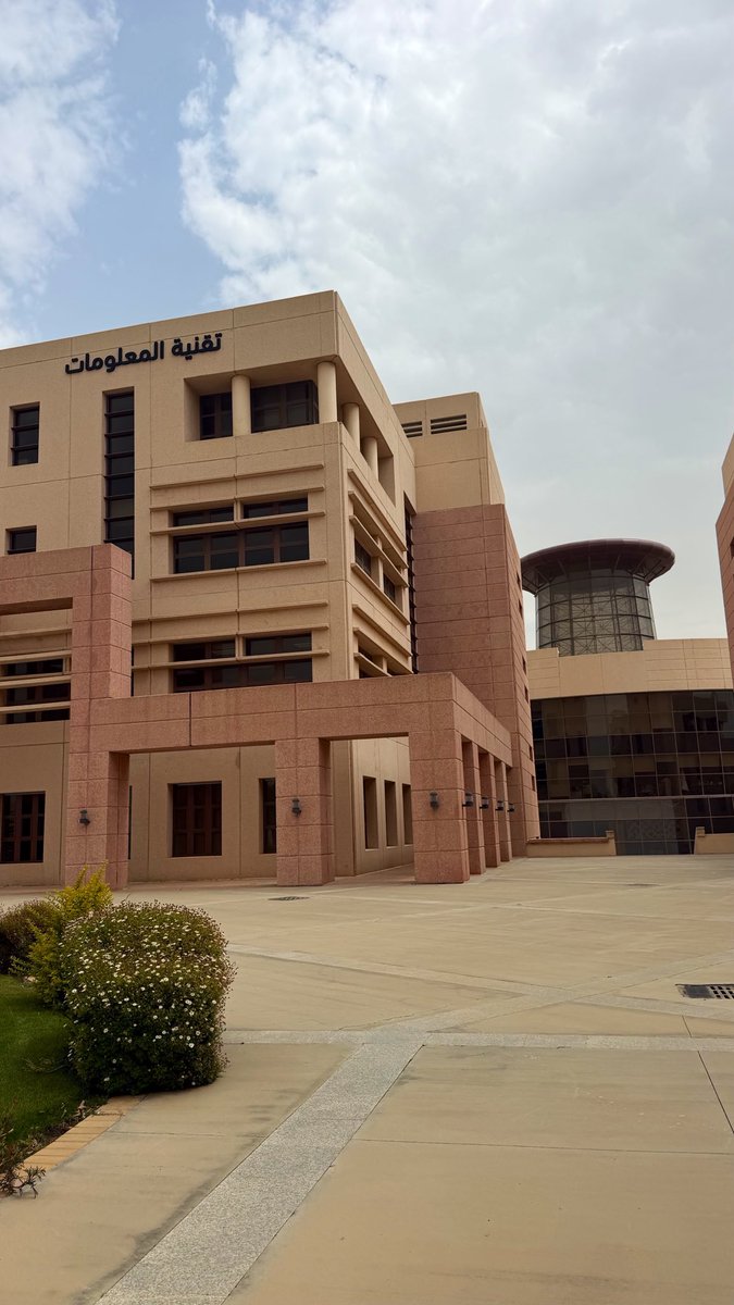 faulvx's tweet photo. سعدت بحضور ورشة مراكز البيانات ضمن برنامج #صيفك_ذكي26، الذي تنظمه #جامعة_الملك_خالد ممثلةً بكلية علوم الحاسب بالشراكة مع #وزارة_الاتصالات_وتقنية_المعلومات.

كل الشكر والتقدير للمهندس عبدالله آل عمر والمهندس محمد فواز على تقديم محتوى ثري ومميز، واستعراض المفاهيم الأساسية لمراكز البيانات وأهميتها في دعم البنية التحتية الرقمية والخدمات التقنية الحديثة.

وأؤمن بأن التعلّم لا يتوقف عند التخرج، بل هو رحلة مستمرة للنمو والتطوير.

#جامعة_الملك_خالد #وزارة_الاتصالات_وتقنية_المعلومات #صيفك_ذكي26 #مراكز_البيانات #DataCenter #التعلم_المستمر