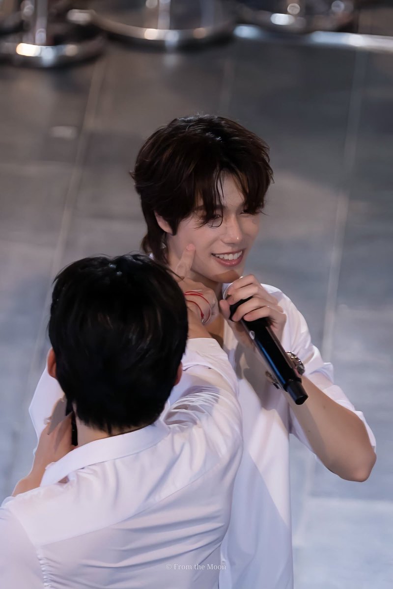 buzunkalbii's tweet photo. bc only pond can touch phuwin’s cheeks 🫠🫠 https://t.co/8U5MRlBBXi