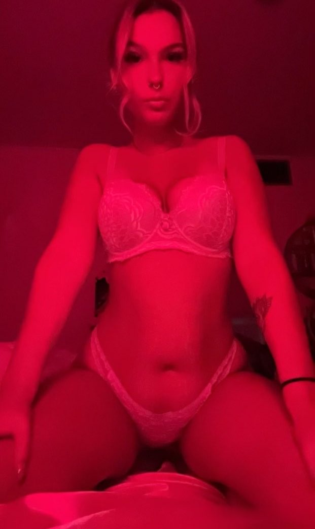 barbie_megx's tweet photo. Go ahead, goon to my perfect body… pathetic 🙄 #nsfwtwt #femdom #freak #pawg #snowbunny #bbc #goon https://t.co/6czjxQUC2R
