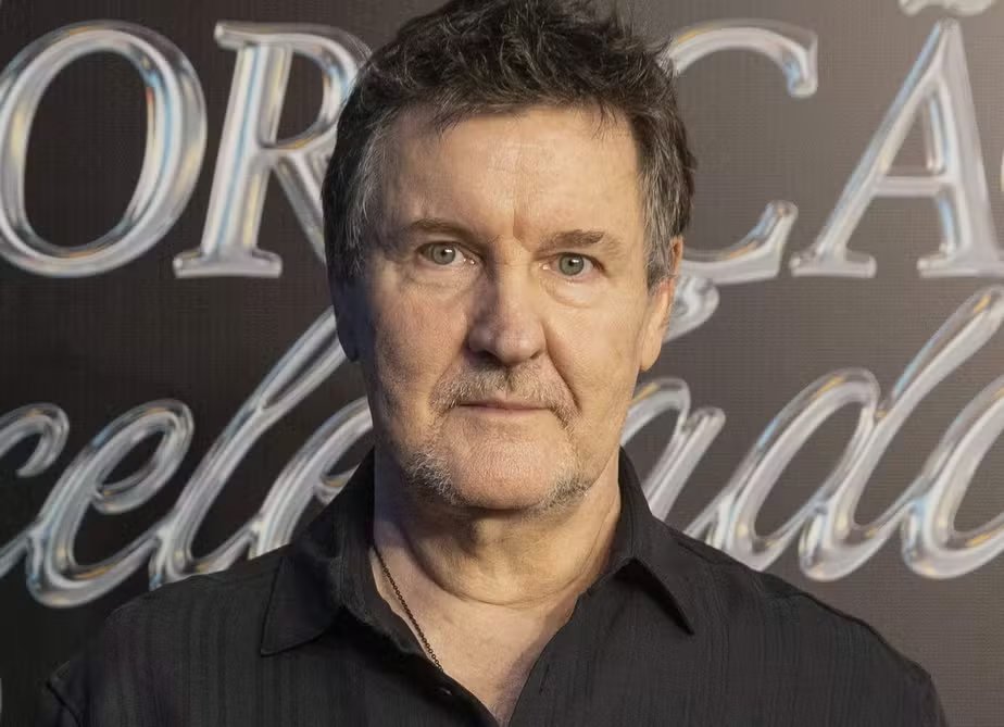 forumeplay's tweet photo. Antonio Calloni revelou que passou a receber desabafos e até pedidos de socorro de telespectadores por causa da trama sobre o vício em jogos em #CoraçãoAcelerado. Segundo o ator, muitas mensagens chegaram pelo direct de pessoas que convivem com familiares ou amigos afetados pelo problema e que enxergaram a história de Walmir como um retrato da realidade.

O ator afirmou que a repercussão mostrou a importância de tratar o tema na TV e defendeu que o país invista em educação e cultura para enfrentar o avanço da dependência em apostas e jogos de azar. "Muitas famílias estão ficando endividadas e desesperadas por causa do jogo", destacou.

🗞️ Notícias da TV