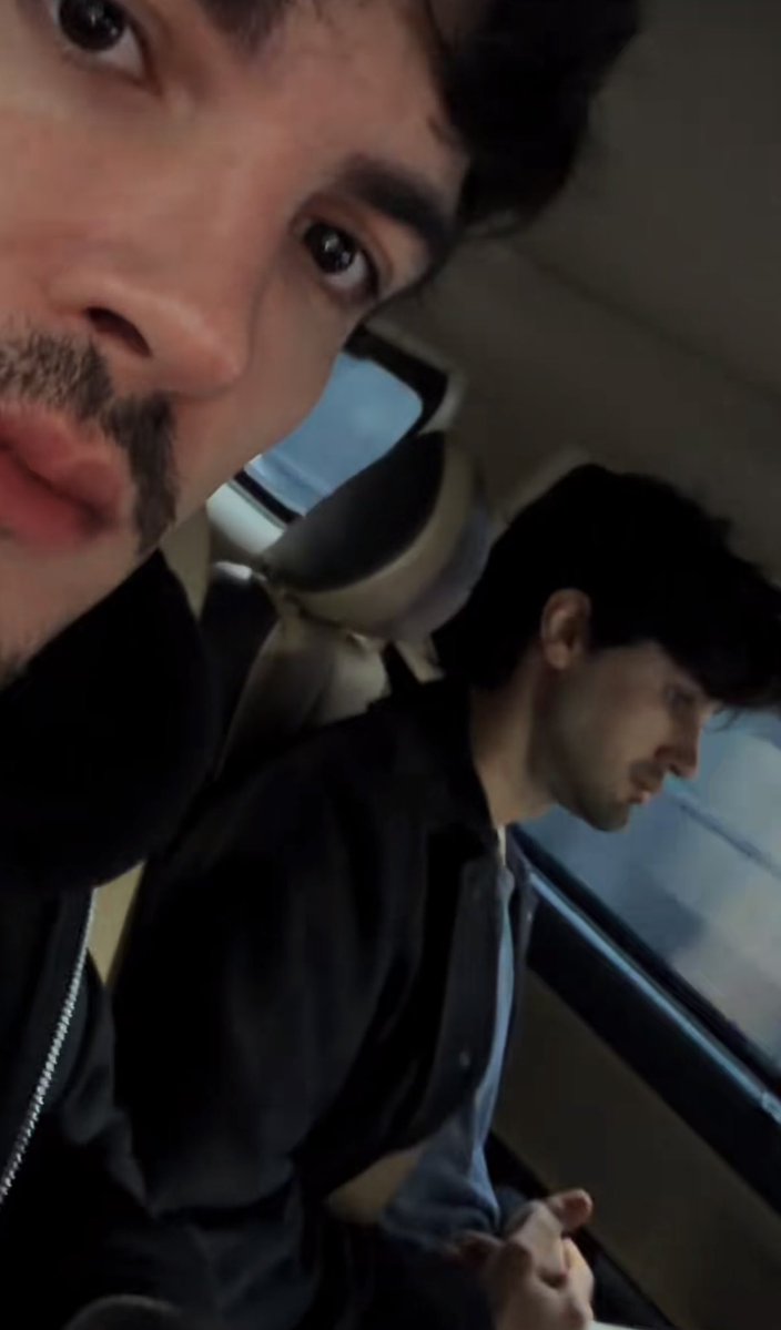 jaothecure's tweet photo. “se não for pra comprar nosso carro, se não for pra vestir nossos filhos” 

e aí ele vai lá e coloca um vídeo deles no carro e em seguida o joão com o vicente, papais de gato 😭 https://t.co/QUyGK6BBuT