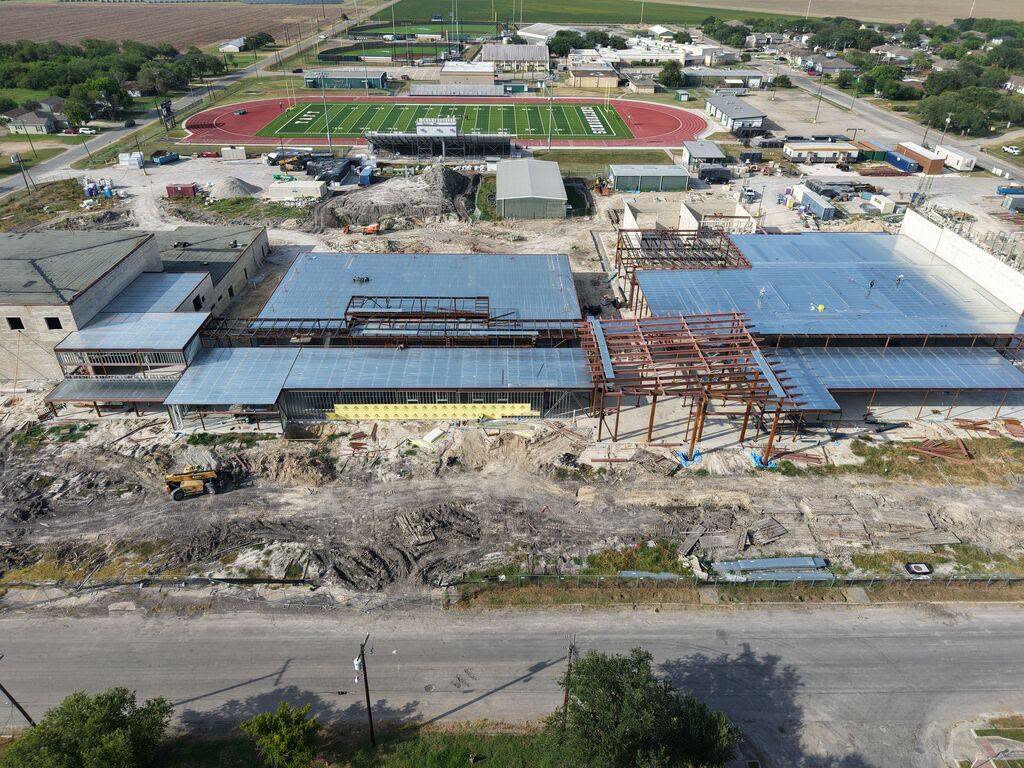 SpawGlass1953's tweet photo. Our #SGCorpusChristi team was excited to share a project milestone with students and faculty from Taft High School during a beam signing ceremony for the Taft Independent School District New High School project!

#SGBuildsEducation #AbsoluteBest #TexasBuilder https://t.co/fQQyu6f6hT