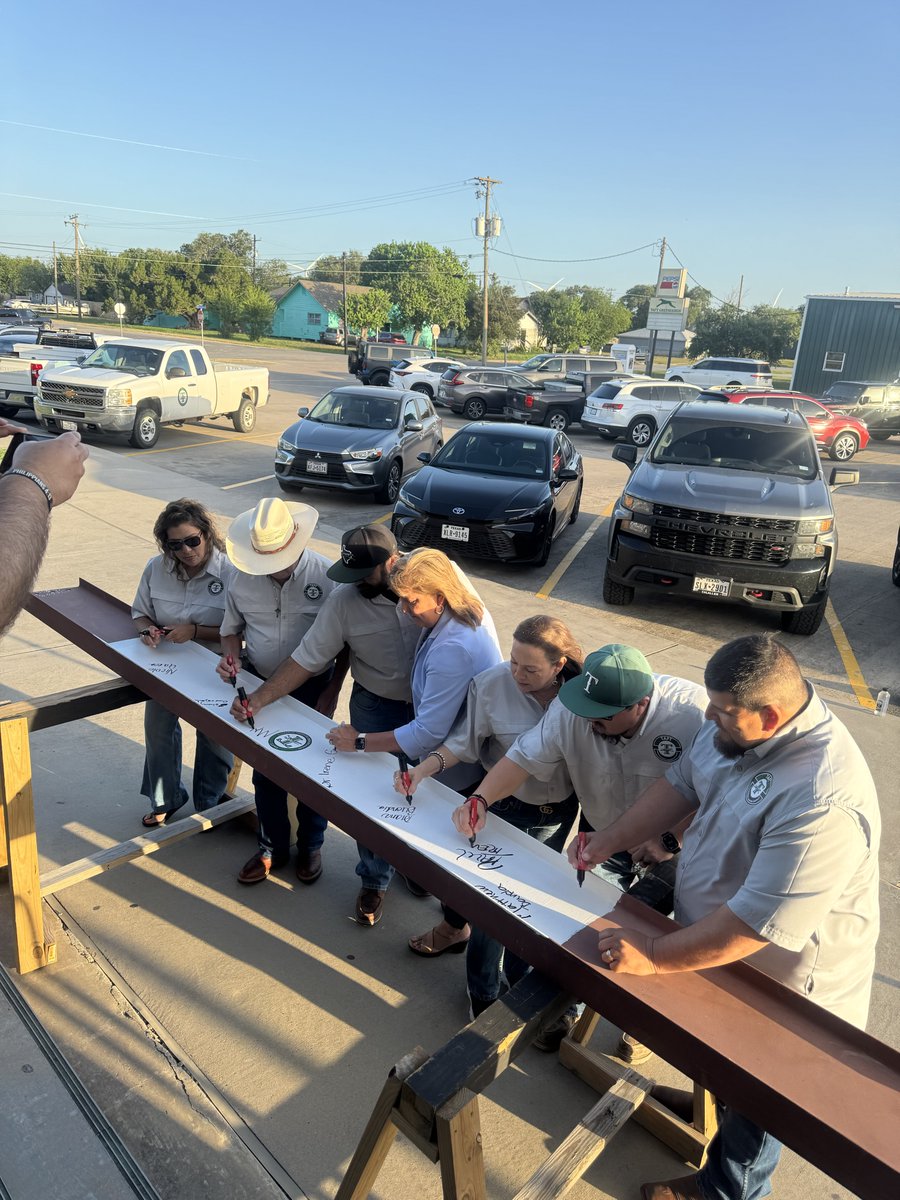 SpawGlass1953's tweet photo. Our #SGCorpusChristi team was excited to share a project milestone with students and faculty from Taft High School during a beam signing ceremony for the Taft Independent School District New High School project!

#SGBuildsEducation #AbsoluteBest #TexasBuilder https://t.co/fQQyu6f6hT