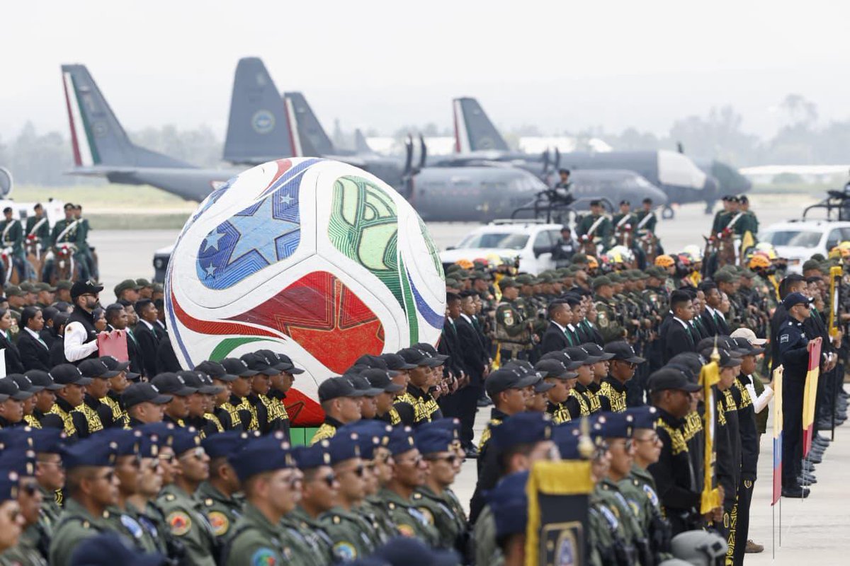 GabSeguridadMX's tweet photo. La Presidenta @Claudiashein encabezó la entrega de reconocimientos a  quienes participarón e hicieron posible el Plan Kukulkán, el operativo de seguridad implementado durante la Copa Mundial de la FIFA 2026.
Como parte del esfuerzo conjunto entre instituciones del @GabSeguridadMX, dependencias federales y autoridades locales, se desplegaron 124,500 elementos de seguridad, lo que permitió que millones de personas disfrutaran del evento en un ambiente de orden, tranquilidad y seguridad.