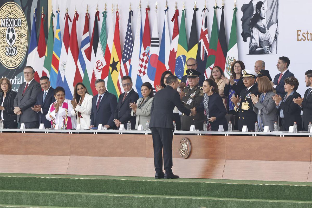 GabSeguridadMX's tweet photo. La Presidenta @Claudiashein encabezó la entrega de reconocimientos a  quienes participarón e hicieron posible el Plan Kukulkán, el operativo de seguridad implementado durante la Copa Mundial de la FIFA 2026.
Como parte del esfuerzo conjunto entre instituciones del @GabSeguridadMX, dependencias federales y autoridades locales, se desplegaron 124,500 elementos de seguridad, lo que permitió que millones de personas disfrutaran del evento en un ambiente de orden, tranquilidad y seguridad.