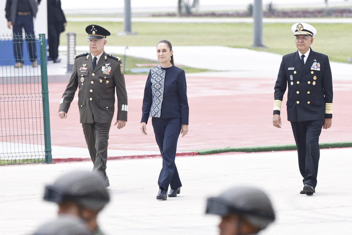 GabSeguridadMX's tweet photo. La Presidenta @Claudiashein encabezó la entrega de reconocimientos a  quienes participarón e hicieron posible el Plan Kukulkán, el operativo de seguridad implementado durante la Copa Mundial de la FIFA 2026.
Como parte del esfuerzo conjunto entre instituciones del @GabSeguridadMX, dependencias federales y autoridades locales, se desplegaron 124,500 elementos de seguridad, lo que permitió que millones de personas disfrutaran del evento en un ambiente de orden, tranquilidad y seguridad.