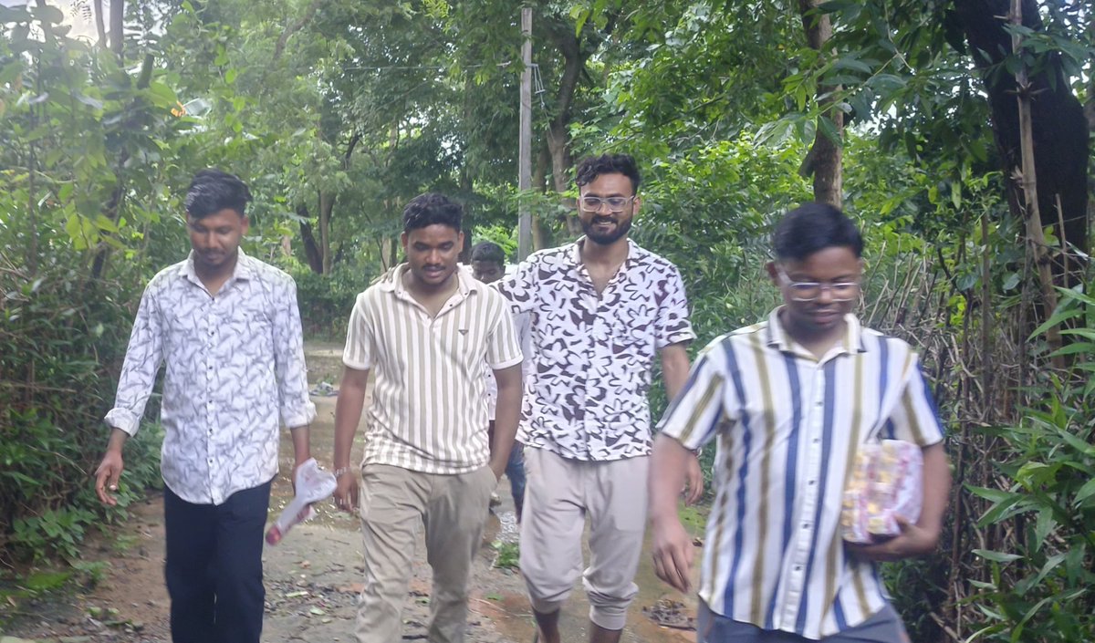 PatitapabanLen's tweet photo. କ୍ରମାଗତ ଅବିଶ୍ରାନ୍ତ ବର୍ଷା ଯୋଗୁଁ ନୀଳଗିରିର ବିଭିନ୍ନ ପଞ୍ଚାୟତରେ ଜଳବନ୍ଦୀ ପରିସ୍ଥିତି ସୃଷ୍ଟି ହୋଇଛି।

ଯୁବମୋର୍ଚ୍ଚା ଟିମ୍ ସହ ଗ୍ରାଉଣ୍ଡ ଜିରୋରେ ପହଞ୍ଚି ପ୍ରଭାବିତ ଲୋକଙ୍କୁ ଶୁଖିଲା ଖାଦ୍ୟ ଓ ବିଶୁଦ୍ଧ ପାନୀୟ ଜଳ ଯୋଗାଇ ଦେଲୁ। ସେବା ଆମର ମୂଳ ସଙ୍କଳ୍ପ! 🙏

#Nilagiri #YuvaMorcha #FloodRelief https://t.co/UyQvQnz4gI