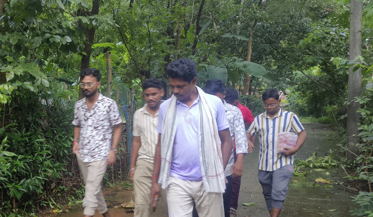 PatitapabanLen's tweet photo. କ୍ରମାଗତ ଅବିଶ୍ରାନ୍ତ ବର୍ଷା ଯୋଗୁଁ ନୀଳଗିରିର ବିଭିନ୍ନ ପଞ୍ଚାୟତରେ ଜଳବନ୍ଦୀ ପରିସ୍ଥିତି ସୃଷ୍ଟି ହୋଇଛି।

ଯୁବମୋର୍ଚ୍ଚା ଟିମ୍ ସହ ଗ୍ରାଉଣ୍ଡ ଜିରୋରେ ପହଞ୍ଚି ପ୍ରଭାବିତ ଲୋକଙ୍କୁ ଶୁଖିଲା ଖାଦ୍ୟ ଓ ବିଶୁଦ୍ଧ ପାନୀୟ ଜଳ ଯୋଗାଇ ଦେଲୁ। ସେବା ଆମର ମୂଳ ସଙ୍କଳ୍ପ! 🙏

#Nilagiri #YuvaMorcha #FloodRelief https://t.co/UyQvQnz4gI