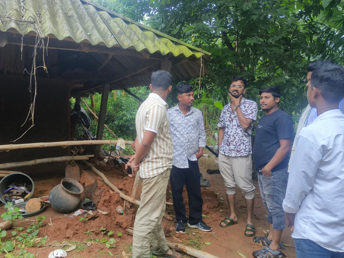 PatitapabanLen's tweet photo. Continuous heavy rain has led to severe waterlogging across Nilagiri Constituency.

Visited ground zero with the Yuva Morcha team to assess hardships and distribute dry food packets &amp; safe drinking water.

For us, service is not just a promise - it is our core pledge 🙏

#Odisha https://t.co/aXAqpvCn0c