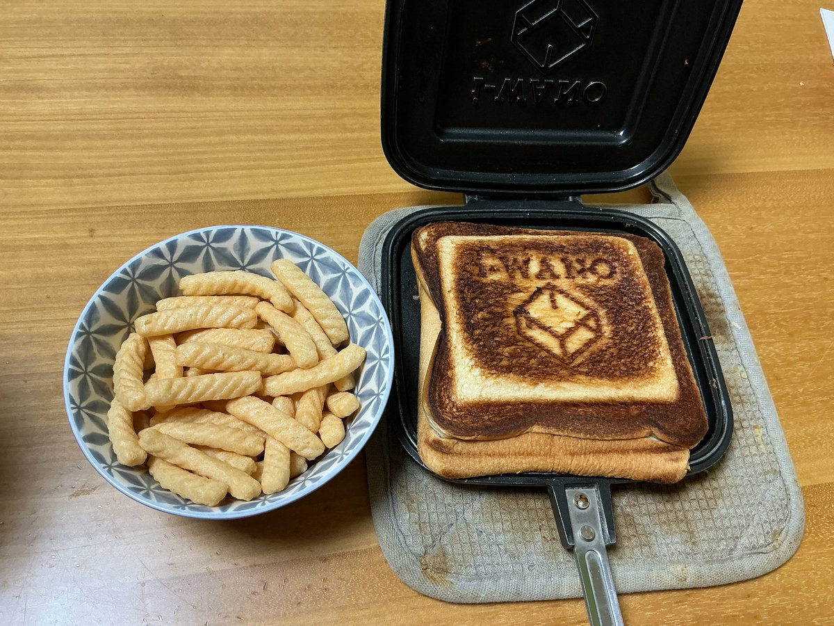 rinrinrin_227's tweet photo. 今日の朝食はホットサンドとかっぱえびせんです
どんな組み合わせだよ https://t.co/qpGbtOTieq