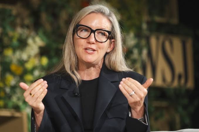 IfindRetards's tweet photo. How do these retards keep getting hired? 

Guarantee she will be the CEO of another company within the year. https://t.co/sIlBug93da