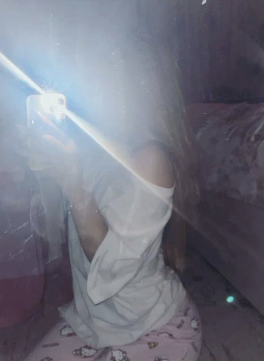Shymari3x's tweet photo. Bored 💤 
#chat white socks too👀👀👀😋 https://t.co/e97nX0m6CU