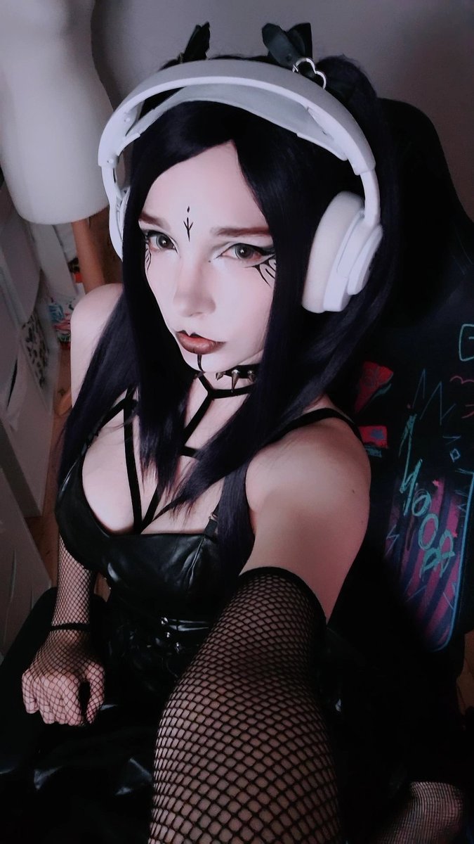 uWinniecos's tweet photo. my first goth inspired makeup 🕷️ https://t.co/7USFtt6qi6