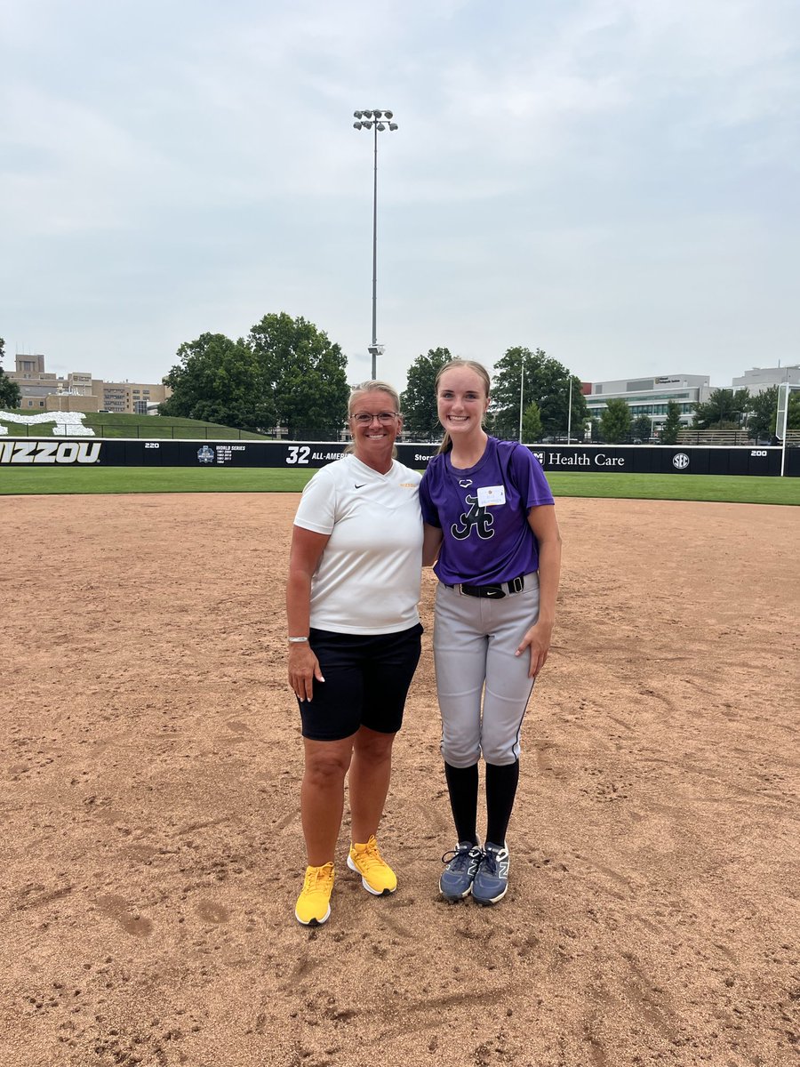 ElleBruemmer's tweet photo. Thank you @MizzouSoftball for putting on a great camp today! I am so pumped to take what I have learned and apply it to make me better! Seeing instant improvements from the coaching I received is so cool! 
@CoachLarissaA @epsteinhitting @CoachBella42 @emma_raabe @ConnorMammola https://t.co/8OKcWgI7hM