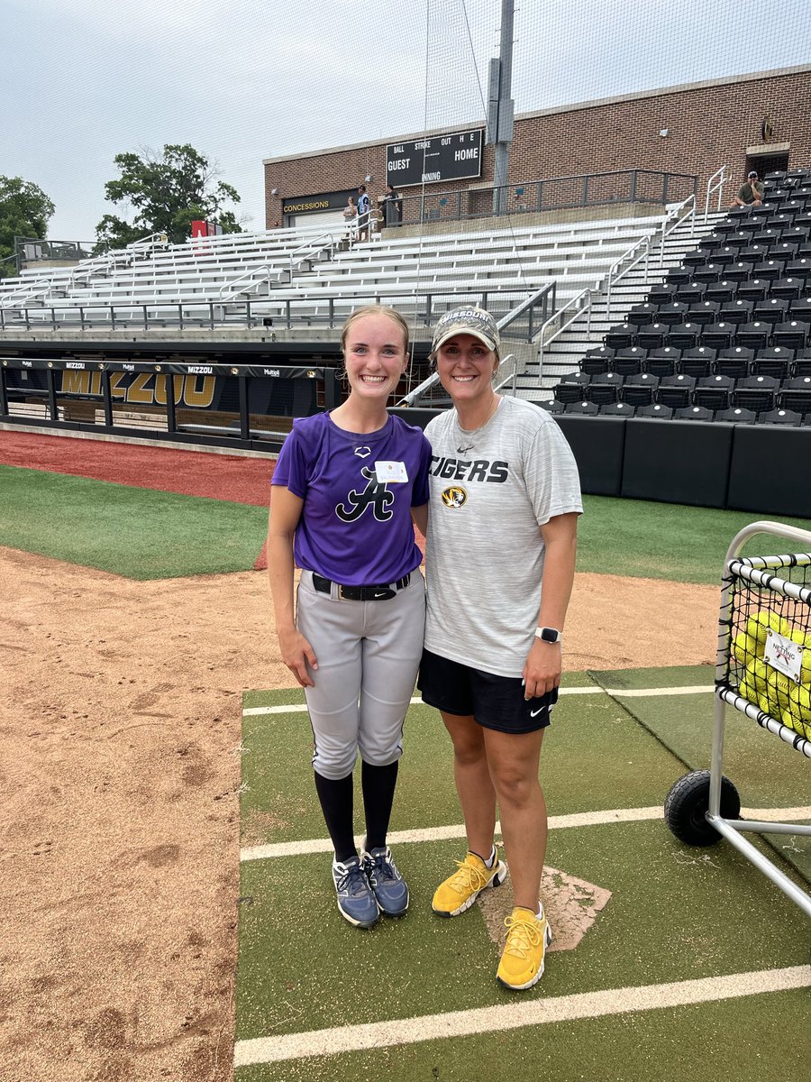 ElleBruemmer's tweet photo. Thank you @MizzouSoftball for putting on a great camp today! I am so pumped to take what I have learned and apply it to make me better! Seeing instant improvements from the coaching I received is so cool! 
@CoachLarissaA @epsteinhitting @CoachBella42 @emma_raabe @ConnorMammola https://t.co/8OKcWgI7hM