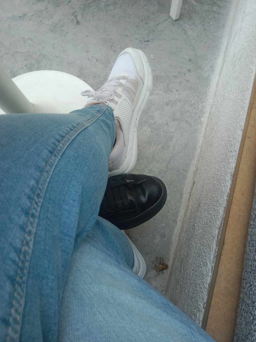 Gamzelfmu's tweet photo. Köleyle kafe fantezisi hahhah #eskisehirbaglar #ayakfetis #ayak https://t.co/eYAJpVnBA8