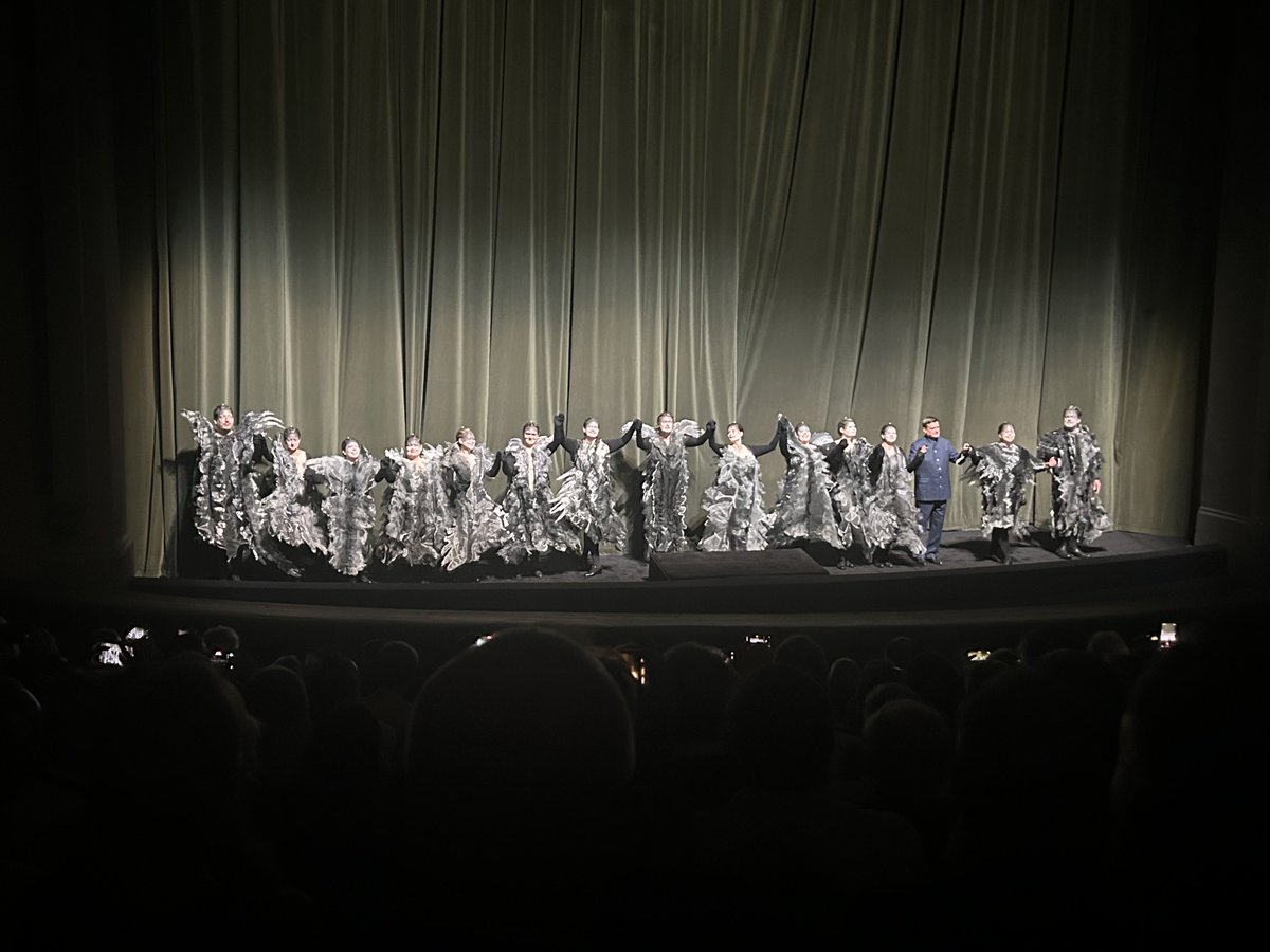 briglaurent's tweet photo. Le rideau de la Walkyrie est à l’image de  l’IA utilisée en lieu et place d’une mise en scène : triste et moche. L’absence d’émotion transmise par les chanteurs couverts par des projections d’images folles, un orchestre de grande qualité mais sans relief 😩 https://t.co/Wxsd6AK1Ke