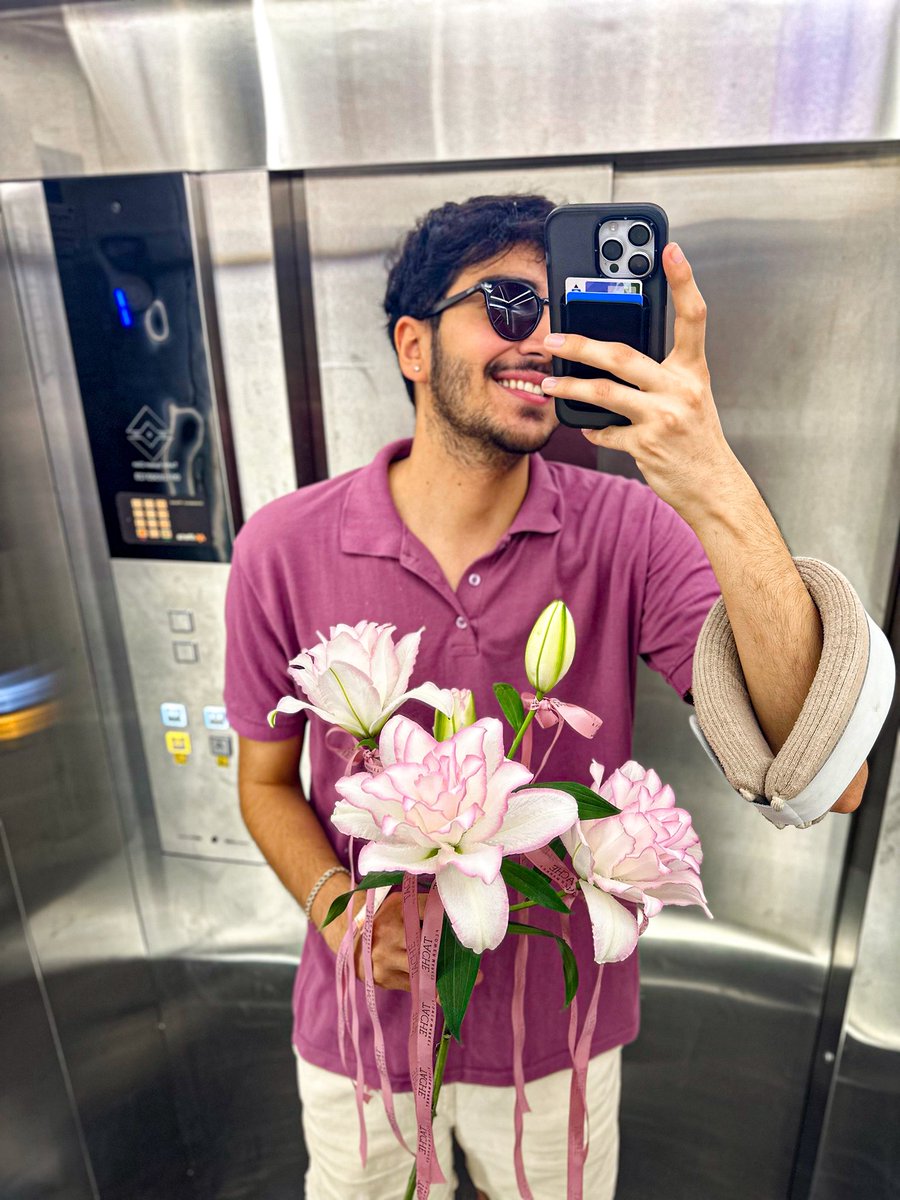 mohammad_naakm's tweet photo. برای رئیسم گل گرفتم چون دیروز اعصابش مگسی بود تا پروانه ایی بشه 😂 https://t.co/MLeJH4tPET