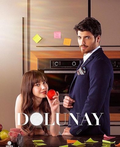infocanbr's tweet photo. Vocês sabiam? Em 2025, Dolunay registrou a maior estreia de uma novela turca no Globoplay e ainda alcançou o 1º lugar entre as novelas mais assistidas da plataforma.

O impacto foi tanto que a imprensa brasileira publicou manchetes como “Novela turca desbanca Vale Tudo e surpreende com sucesso na Globoplay” (A TARDE), “Conheça ‘Dolunay’, novela turca que superou ‘Vale Tudo’ no streaming” (CNN Brasil) e “O que explica o sucesso de Dolunay, a novela turca mais vista do Globoplay” (VEJA). Além disso, reportagens destacaram que Dolunay registrou a melhor estreia de uma novela turca na história do Globoplay.

Estamos falando de uma plataforma do Grupo Globo, um dos maiores conglomerados de mídia da América Latina e uma das principais vitrines de entretenimento do Brasil.

Agora vem a parte interessante. Quando determinados atores conseguem qualquer repercussão no Brasil, parte da mídia turca faz questão de repercutir o assunto. Mas, quando Can Yaman e Özge Gürel protagonizam um feito dessa dimensão, eles ignoram. 

No fim, fica a sensação de que alguns sucessos só viram notícia quando convêm. O problema é que os números continuam existindo, independentemente de quem decida ignorá-los.