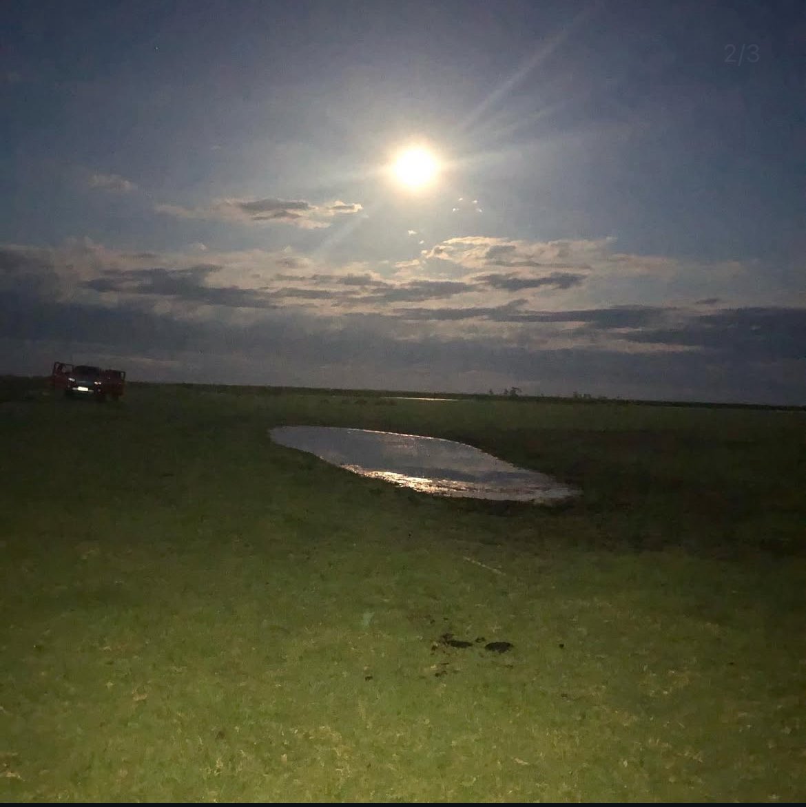 jorrgeth's tweet photo. Linda noche en el campo de Puerto Argentino. Salimos a dar una vuelta para ver la luna... Ojo que ahora el chumbo es caliente y el administrador del consorcio lo sabe. #Malvinas 🇦🇷 https://t.co/MpChaCJR3d