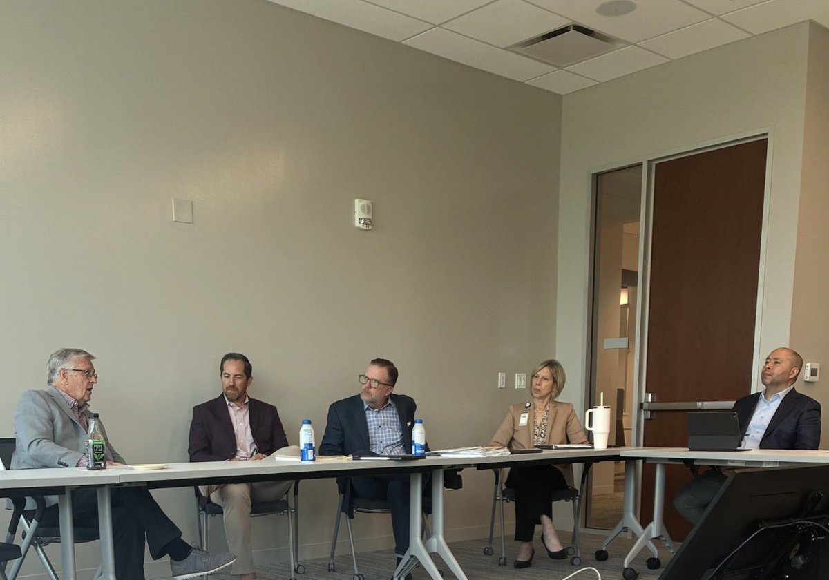 GSGjcmo's tweet photo. Had a great meeting last week with incoming Budget Chair Rep. Bill Owen at the Mercy Virtual Care Center to discuss how changes in healthcare policy will affect Missouri. Thanks @repbillowens for visiting with us! @FollowMercy https://t.co/WMAQza6zcK