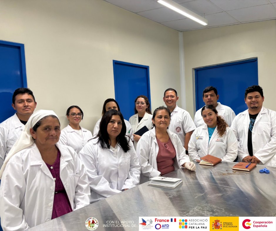 lacanastacampes's tweet photo. Junto a la Universidad de El Salvador, en la Facultad de Ciencias Agronómicas, Departamento de Química Agrícola. 🌱 En esta visita seguimos con la capacitación sobre análisis de agua y suelo, promoviendo prácticas que contribuyen a una producción agrícola más sostenible. 💚 https://t.co/OOnfKFx6PO