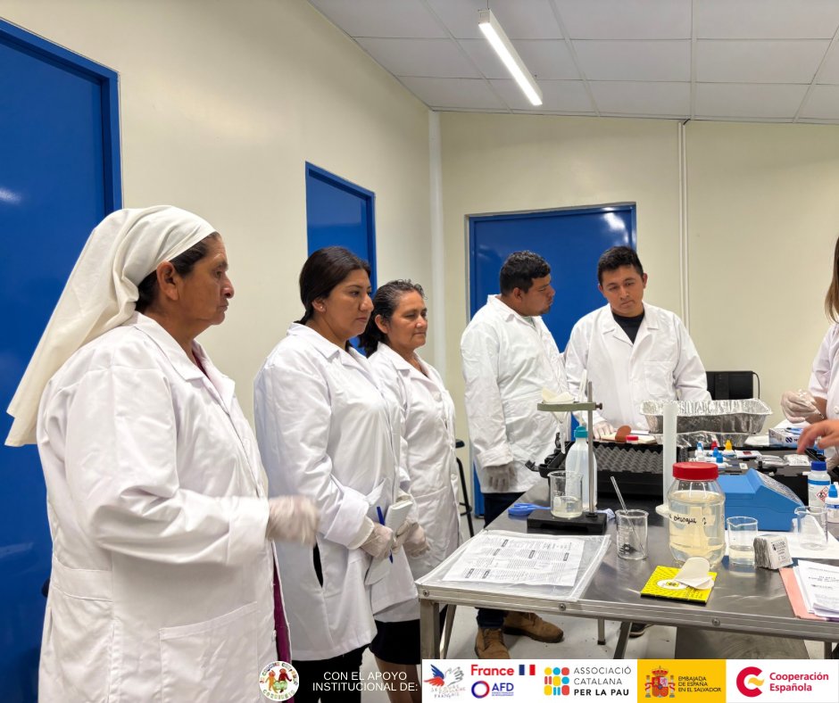 lacanastacampes's tweet photo. Junto a la Universidad de El Salvador, en la Facultad de Ciencias Agronómicas, Departamento de Química Agrícola. 🌱 En esta visita seguimos con la capacitación sobre análisis de agua y suelo, promoviendo prácticas que contribuyen a una producción agrícola más sostenible. 💚 https://t.co/OOnfKFx6PO