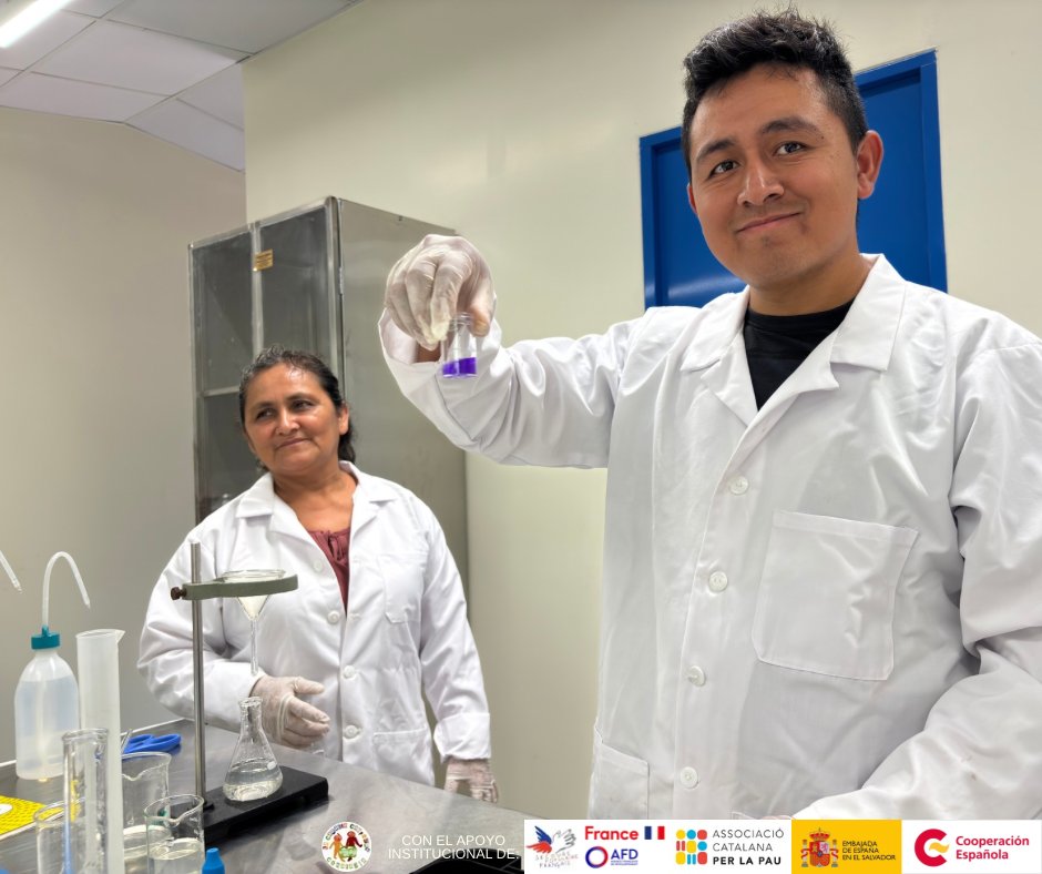lacanastacampes's tweet photo. Junto a la Universidad de El Salvador, en la Facultad de Ciencias Agronómicas, Departamento de Química Agrícola. 🌱 En esta visita seguimos con la capacitación sobre análisis de agua y suelo, promoviendo prácticas que contribuyen a una producción agrícola más sostenible. 💚 https://t.co/OOnfKFx6PO