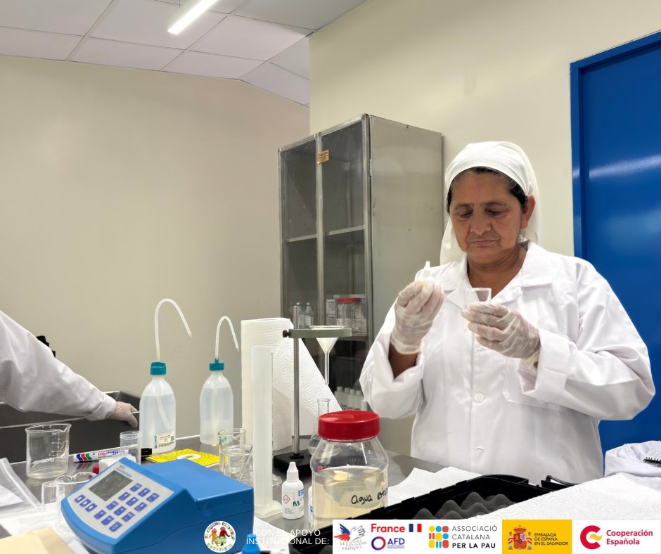lacanastacampes's tweet photo. Junto a la Universidad de El Salvador, en la Facultad de Ciencias Agronómicas, Departamento de Química Agrícola. 🌱 En esta visita seguimos con la capacitación sobre análisis de agua y suelo, promoviendo prácticas que contribuyen a una producción agrícola más sostenible. 💚 https://t.co/OOnfKFx6PO