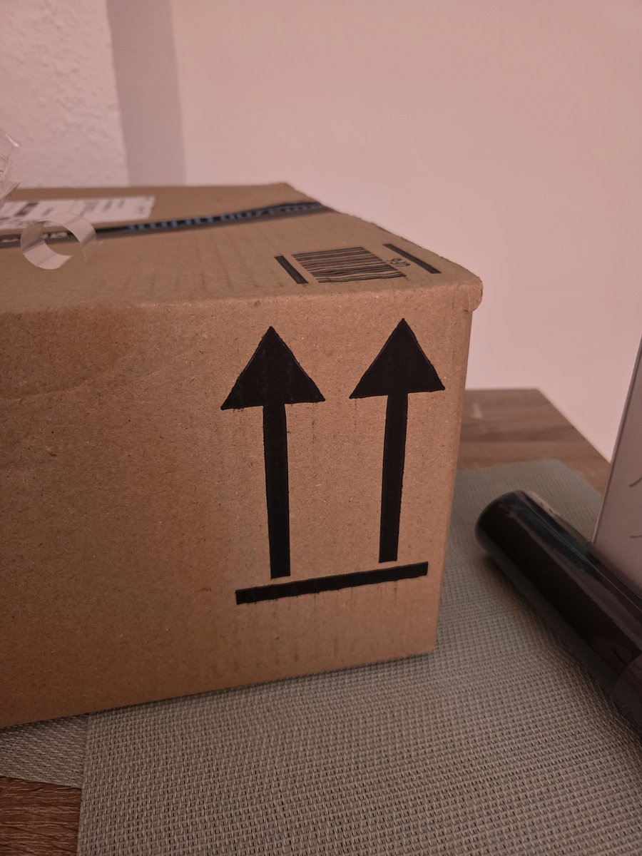 PutoBecario's tweet photo. No entiendo el nuevo emoji que pone @amazon en las cajas. ¿Qué quiere decir? Sólo respuestas equivocadas. https://t.co/pyxmA25a7O