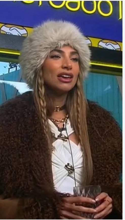 sandra_pett's tweet photo. La vegetariana con gorro de piel de conejo y tapado de piel de mono... 🥴🙄 https://t.co/fDQiKl1cDu