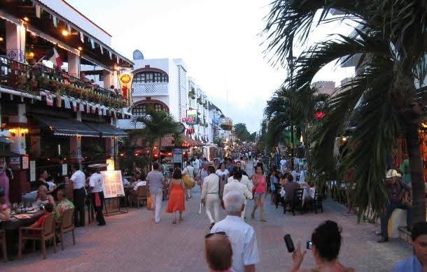 PlayaRiviera's tweet photo. Playa del Carmen está de fiesta. Recordar su historia es preservarla. Nunca dejemos que pierda ese brillo que la convirtió en nuestro hogar. 

📷 Petra Pbk, Pedro Rivero Mena y Crédito a quien corresponda https://t.co/V3b625onPW
