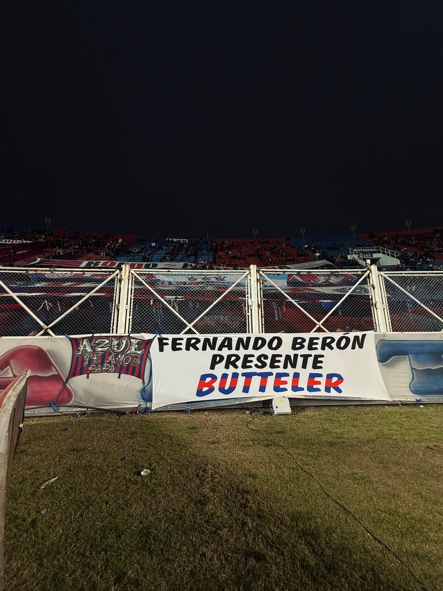 LucaBonafina's tweet photo. Algunas de las banderas que se colgaron en el estadio de #SanLorenzo.

Una de ellas en agradecimiento a la #SeleccionArgentina, otra por Malvinas y una por Fernando Berón. https://t.co/sQ3HQPD5jB