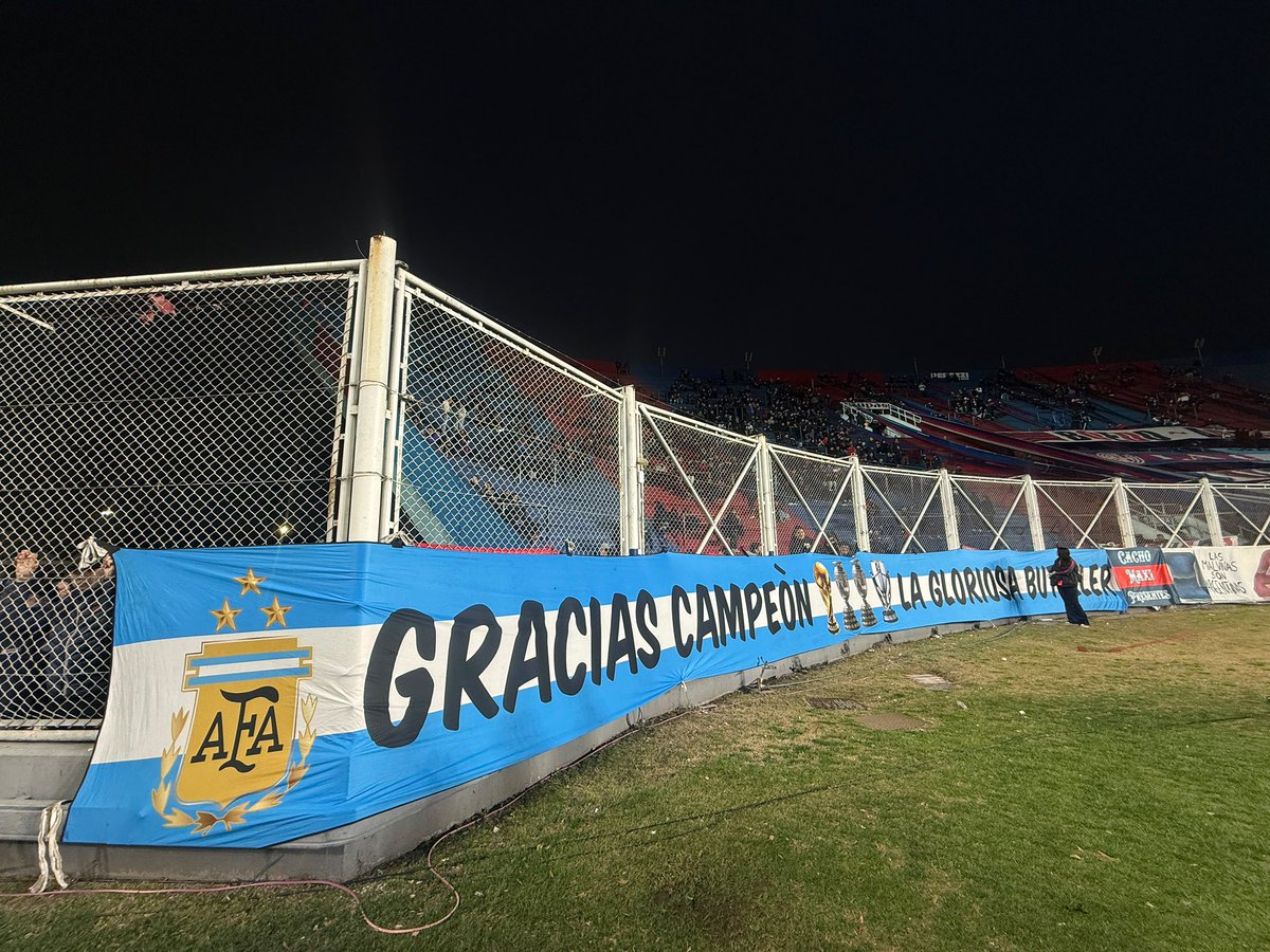 LucaBonafina's tweet photo. Algunas de las banderas que se colgaron en el estadio de #SanLorenzo.

Una de ellas en agradecimiento a la #SeleccionArgentina, otra por Malvinas y una por Fernando Berón. https://t.co/sQ3HQPD5jB