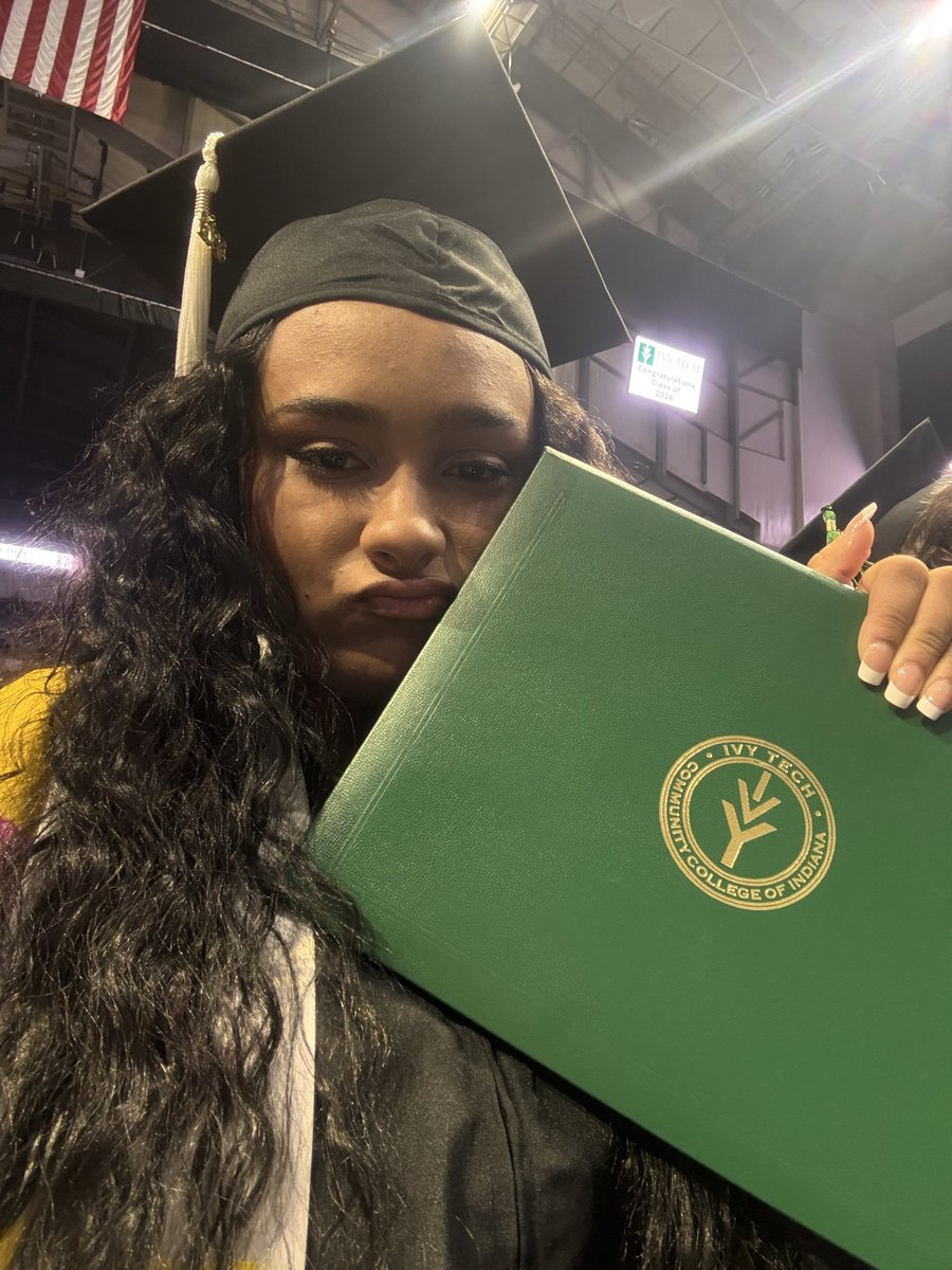 _KYN12's tweet photo. Life Update 🎓❤️ https://t.co/EPXXdziIeH