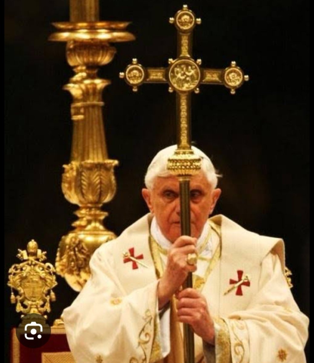 Emma506131772's tweet photo. 2009, pope benedict xvi revived the papal ferula of pope pius ix given to him in 1877 to mark his 50th priestly anniversary.

Then he used the mitre of pius ix which he wore the day he defined the dogma of the immaculate conception

Couldn't get any better https://t.co/nwN3QmKjNR