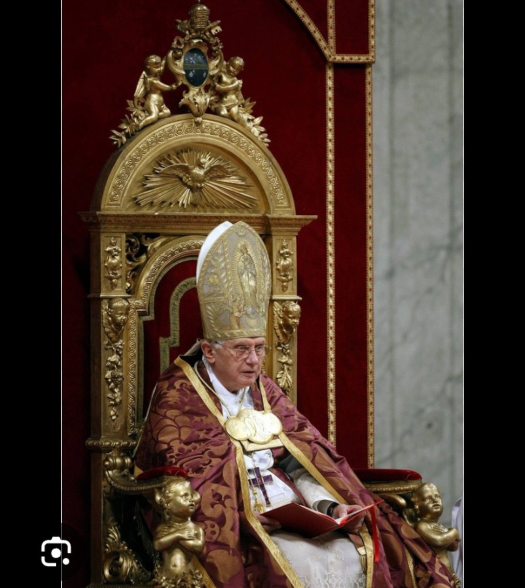 Emma506131772's tweet photo. 2009, pope benedict xvi revived the papal ferula of pope pius ix given to him in 1877 to mark his 50th priestly anniversary.

Then he used the mitre of pius ix which he wore the day he defined the dogma of the immaculate conception

Couldn't get any better https://t.co/nwN3QmKjNR